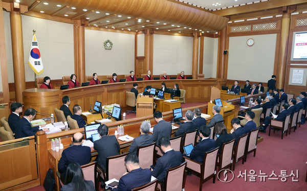 헌법재판소는 4일 오후 2시 대심판정에서 ‘대통령(윤석열) 탄핵(2024헌나8)’ 사건에 대한 5차 변론을 개최했다. 이날 재판부는 청구인과 피청구인 모두 참석한 가운데 양측 대리인들의 증인신문을 들었으며 이날 참석한 증인들에게 재판부가 직접 묻기도 했다. 6차 변론은 6일 오전 10시에 열릴 예정이다. / 사진 헌법재판소 