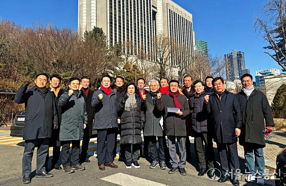  5일 서울 서초구 서울중앙지방법원 정문에서 국민의힘 탄핵반대 당협위원장 모임 김선동(오른쪽 두 번째) 간사 등 소속 위원장 등이 윤석열 대통령 석방을 촉구하는 성명서를 발표했다. (2025.02.05) / 사진 = 국민의힘 탄핵반대 당협위원장 모임 제공