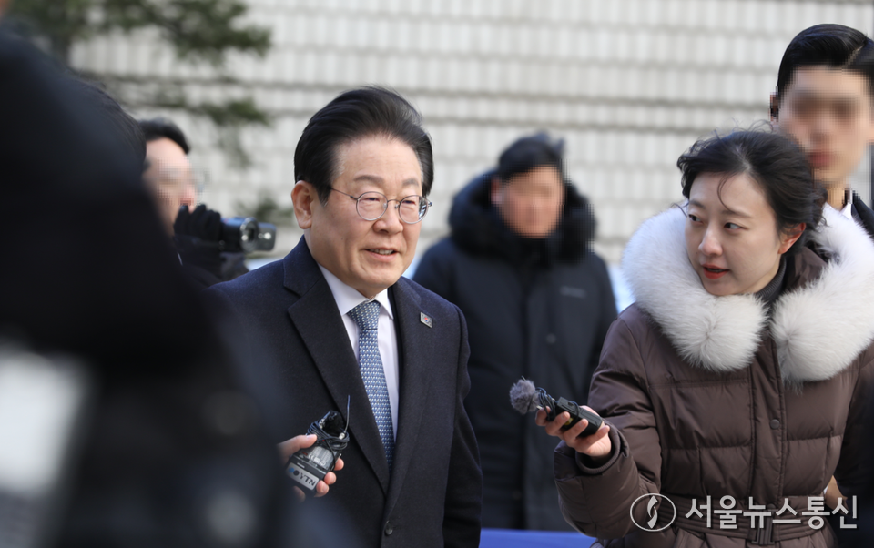 이재명 더불어민주당 대표가 최강 한파 칼바람이 부는 5일 서울 서초구 서울고등법원에서 열린 공직선거법 위반 혐의 항소심 2차 공판에 출석하고 있다. (2025.02.05) / 사진 = 서울뉴스통신 이성현 