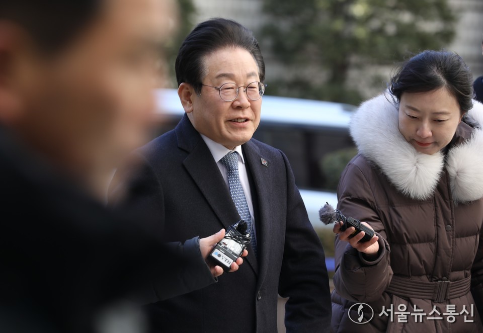 최강 한파 칼바람에 몸이 경직된 이재명 더불어민주당 대표가 5일 서울 서초구 서울고등법원에서 열린 공직선거법 위반 혐의 항소심 2차 공판에 출석하고 있다. (2025.02.05) / 사진 = 서울뉴스통신 이성현 