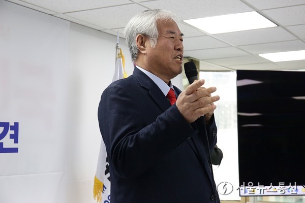 전광훈 사랑제일교회 목사가 5일 오전 서울 여의도 자유통일당 당사에서 기자회견을 열고 내란 선동 혐의 관련 입장을 표명하고 있다. 2025.02.05. 사진 신현성 기자