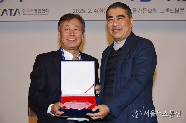 KATA 이진석 회장은 제12대 집행부가 출범할 수 있도록 그동안 업계발전을 위해 힘써주신 11대 임원분들의 노고에 깊이 감사드린다는 인사와 함께 오창희 명예회장께 공로패를 전달했다. 사진 이민희 기자 