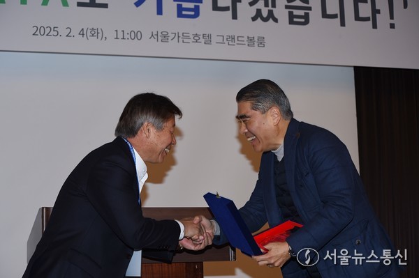 이진석 KATA 신임 회장과 오창희 전 회장이 악수하고 있다. / 이민희 기자 