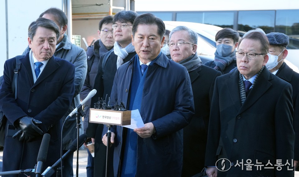 정청래 국회 탄핵소추위원장과 변호인단이 6일 서울 종로구 헌법재판소에서 열린 윤석열 대통령 탄핵 심판 6차 변론기일에 출석하며 입장을 밝히고 있다. (2025.02.06) / 사진 = 서울뉴스통신 이성현 기자