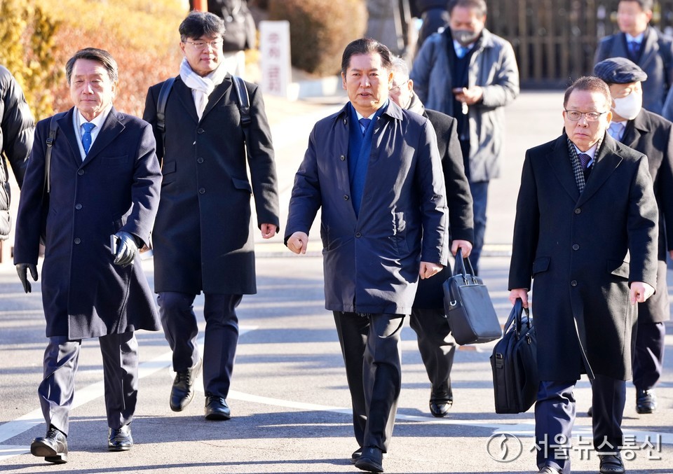 정청래 국회 탄핵소추위원장과 변호인단이 6일 서울 종로구 헌법재판소에서 열린 윤석열 대통령 탄핵 심판 6차 변론기일에 출석하고 있다. (2025.02.06) / 사진 = 서울뉴스통신 이성현 기자