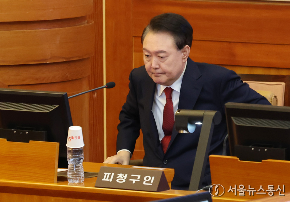윤석열 대통령이 6일 서울 종로구 헌법재판소에서 열린 탄핵 심판 6차 변론기일에 출석하고 있다.(2025.02.06) / 사진 = 공동취재
