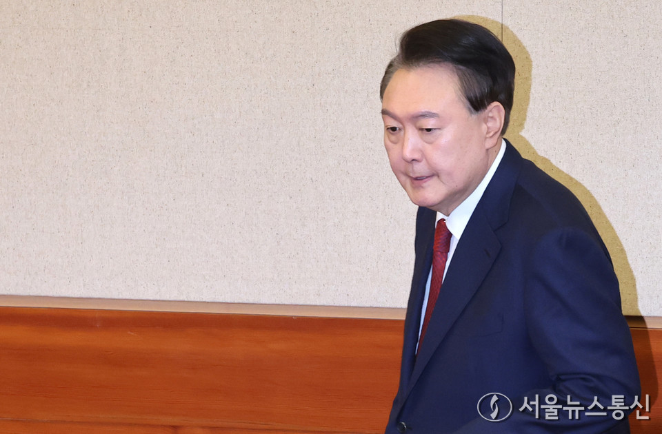 윤석열 대통령이 6일 서울 종로구 헌법재판소에서 열린 탄핵 심판 6차 변론기일에 출석하고 있다.(2025.02.06) / 사진 = 공동취재