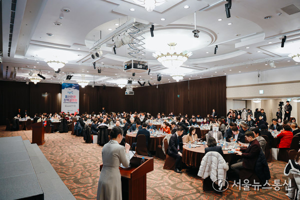 이날 ‘2025 울산관광 정책설명회’는 관광지 설명보다는 울산시가 올 2025년에 펼쳐나갈 관광 정책에 대한 자세한 내용이 발표되면서, 예정보다 훨씬 많은 참석자들에게 큰 관심을 불러 일으켰다. 뜨거운 열기 속에 진행된 이번 설명회 참석자들은 한결같이 “울산의 관광 정책이 짜임새가 있고, 인센티브와 내용이 생각보다 훨씬 좋아 올해는 울산에 큰 관심을 가지고 더욱 많은 관광객을 울산에 유치할 수 있도록 적극 노력하겠다”고 말해 앞으로 울산관광 발전과 국내외 관광객 유치에 지대한 관심이 쏠리고 있다. / 울산시 