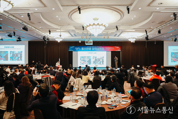 손경옥 관광정책팀의 설명에 따르면, 울산시는 올해 모두 함께 즐기는 꿈의 도시 울산을 위해 사업을 추진할 계획이라고 밝혔다. 바로 무장애관광도시 사업이다. 이 사업은 전년도에 문체부에서 전 지자체를 공모로 선정을 했는데 울산시가 유일하게 선정됐다. 중앙 정부에서도 울산이 관광 도시로 발전할 수 있다는 걸 확인한 것. 무장애관광 사업은 관광 취약 계층인 장애인, 고령자, 임산부, 영유아가 대상이다. 울산은 24% 정도 됐으며, 전국은 28%로 무장애 관광 환경이 필요하게 됐다. 울산은 우수한 관광 자원을 보유하고 있지만, 울산역에서는 가까운 관광지가 약 20분, 멀게는 1시간가량이 소요된다. 지역이 넓어 관광지 간의 거리가 꽤 먼 지역이 되겠다. 최근 청량리와 강릉 간 고속열차가 개통되어서 관광에 대한 교통편이 많이 좋아지고 있다. 관광지로 가는 대중교통이 역에는 다소 많지 않은 편이라서, 지금 시티 투어와 관광 택시를 운영하고 있다. 올 하반기에는 관광지 직통으로 가는 미니 밴을 제작 중에 있고 2028년에는 수소 트램을 운영할 계획으로 준비 중에 있다. 울산에 있는 관광 호텔에도 장애 숙박 시설이 있지만, 추가로 구축을 원하면, 시에서 장애인 무장애 사업으로 지원을 할 계획이다. 누구든 떠날 자유, 모두가 누릴 수 있는 관광 보편화를 위해서 울산시는 전국 최고의 무장애 열린 관광 도시로 만들어 나가고 있다. 