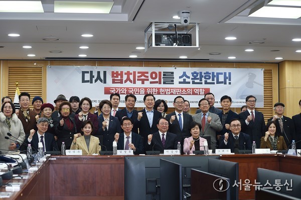 6일 서울 여의도 국회의원회관에서 열린 토론회는 국회의원 조배숙, 김상훈 의원과 국민의힘 정책위원회, 범시민사회단체연합(범사련)이 공동 주최했으며, 법조계 및 학계 전문가들이 참석해 법치주의의 현주소와 헌법재판소의 역할에 대해 심도 있는 논의가 펼쳐졌다. 단체사진 /신현성 기자