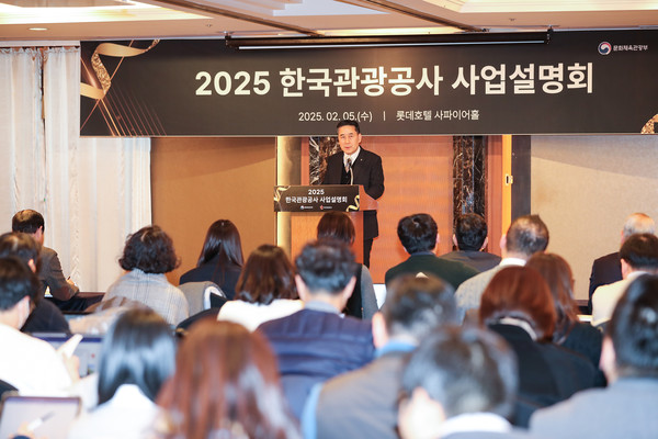 [한국관광공사] 2025 공사 사업설명회에서 서영충 사장직무대행이 인사말을 하고있다(1)