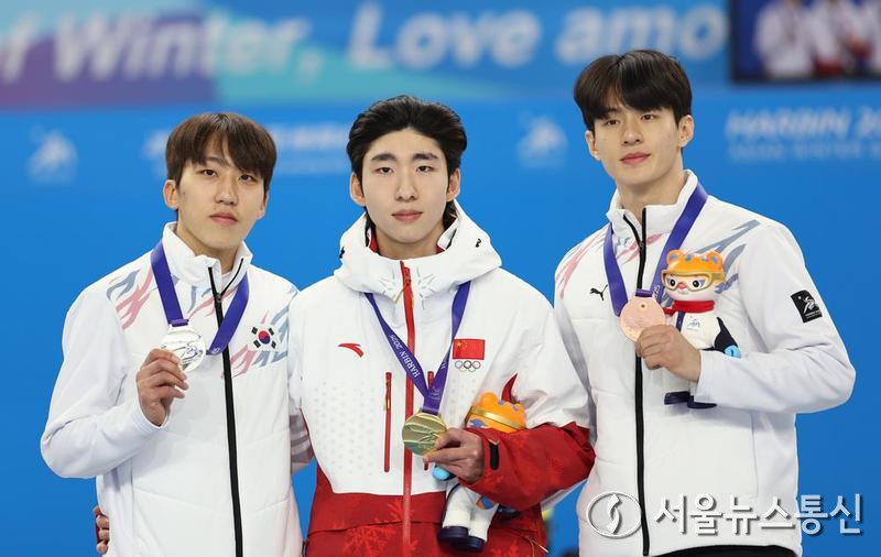 8일 '제9회 동계 아시안게임' 쇼트트랙 남자 500m 시상식이 헤이룽장(黑龍江)성 하얼빈(哈爾濱)시에서 열렸다. 이날 시상대에 선 금메달리스트 중국 선수 린샤오쥔(林孝埈·가운데)과 은메달, 동메달을 각각 차지한 한국의 박지원(왼쪽), 장성우 선수. 2025.2.8/신화=서울뉴스통신