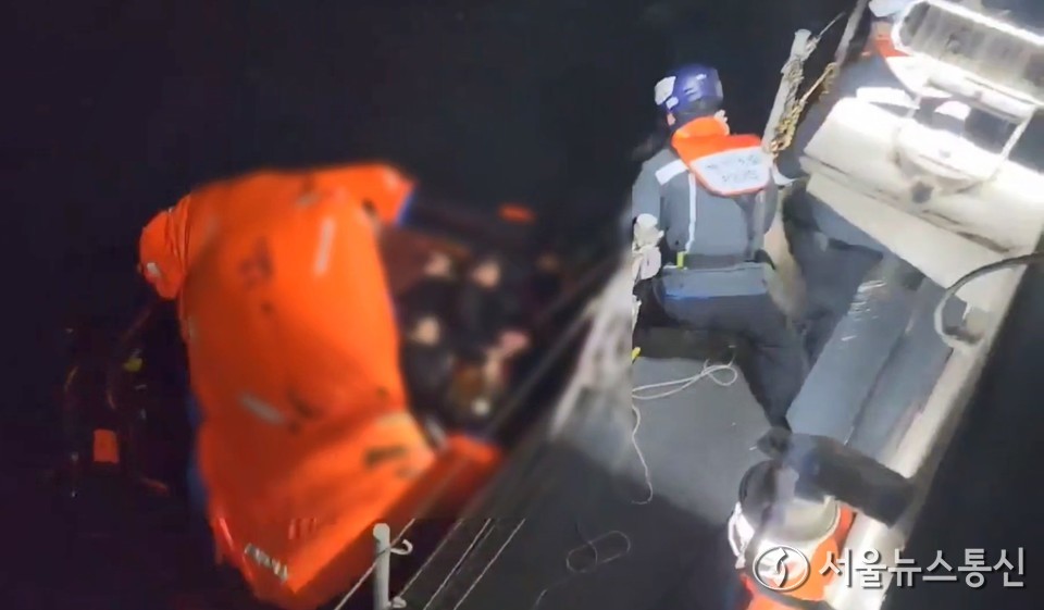 9일 오전 1시41분께 전남 여수시 하백도 동쪽 약 17㎞ 해상에서 139톤급 대형트롤선박 침몰 추정 사고가 발생, 해경이 구명 뗏목에 타고 있는 선원들을 구조하고 있다. (2024.02.09) / 사진 = 여수해양경찰서 제공
