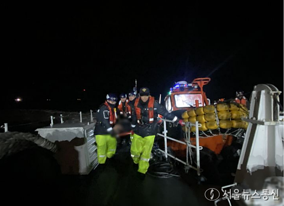 오전 1시41분께 여수시 삼산면 하백도 동쪽 약 17㎞ 해상에서 139톤급 대형트롤선박 A호(선원 14명 탑승·부산 선적)가 침몰한 것으로 추정, 여수해경이 현장에서 선원들을 구조하고 있다. (2024.02.09) / 사진 = 여수해경 제공