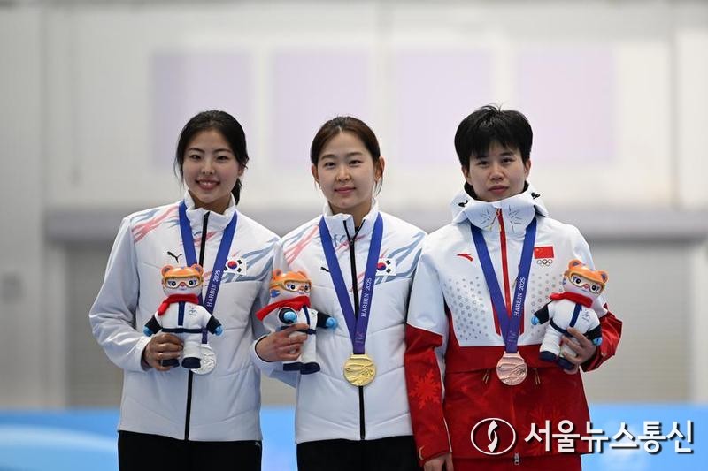 '제9회 동계 아시안게임' 스피드스케이팅 여자 500m 경기가 9일 헤이룽장(黑龍江)성 하얼빈(哈爾濱)에서 펼쳐졌다. 이날 경기에서 메달을 차지한 한국의 이나현(왼쪽부터), 김민선 선수와 중국의 톈루이닝(田芮寧) 선수가 시상식이 끝난 후 기념사진을 찍고 있다. (사진/신화통신)