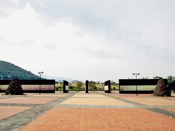 제주도는 4·3희생자와 유족의 장례 부담을 덜어주기 위해 혼길장례식장과 사용료 감면 협약을 체결하고, 10일부터 분향실 사용료 50% 감면을 시행했다고 밝혔다.