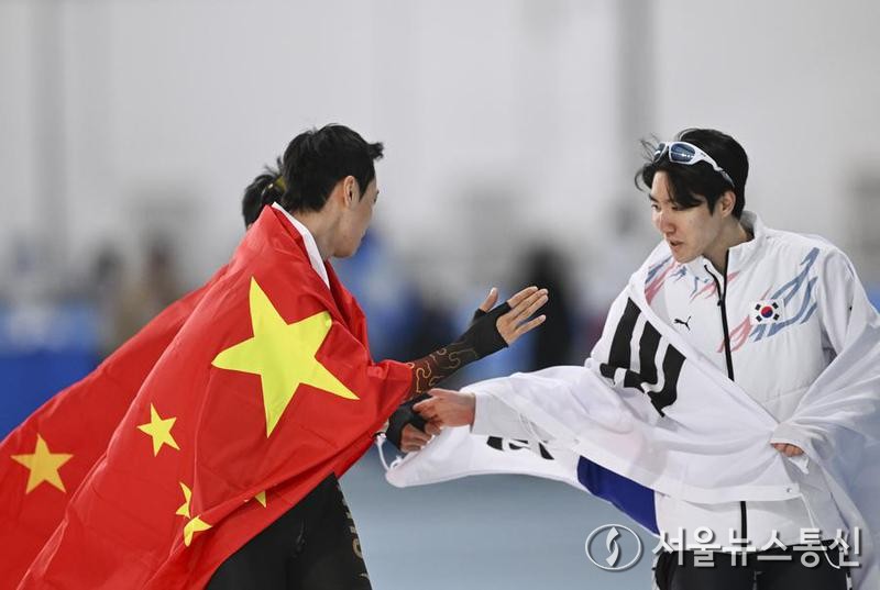한국 선수 차민규(오른쪽)가 11일 경기를 마친 후 중국 선수 롄쯔원(廉子文)과 인사를 나누고 있다. 이날 열린 스피드 스케이팅 남자 1000m 경기에서 중국 선수 닝중옌(寧忠岩)과 롄쯔원이 각각 금메달과 동메달을, 한국 선수 차민규가 은메달을 차지했다. (사진=신화/서울뉴스통신)