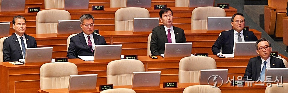 조태열 외교부 장관을 비롯한 국무위원들이 12일 오후 서울 여의도 국회에서 열린 제422회 국회(임시회) 제4차 본회의에 참석해 있다. 사진 왼쪽부터 김영호 통일부장관, 김석우 법무부장관 권한대행, 김선호 국방부장관 권한대행, 고기동 행정안전부장관 권한대행, 조 장관.  (2025.02.12) / 사진 = 서울뉴스통신 이민희 기자