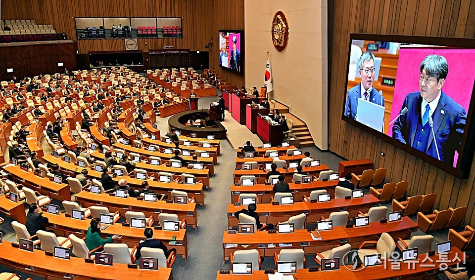 이춘석 더불어민주당 의원과 김석우 법무부 장관 직무대행이 12일 서울 여의도 국회에서 열린 제422회 국회(임시회) 제4차 본회의 정치, 외교, 통일, 안보에 관한 질문에서 질문과 답변을 하고 있다. (2025.02.12) / 사진 = 서울뉴스통신 이민희 기자