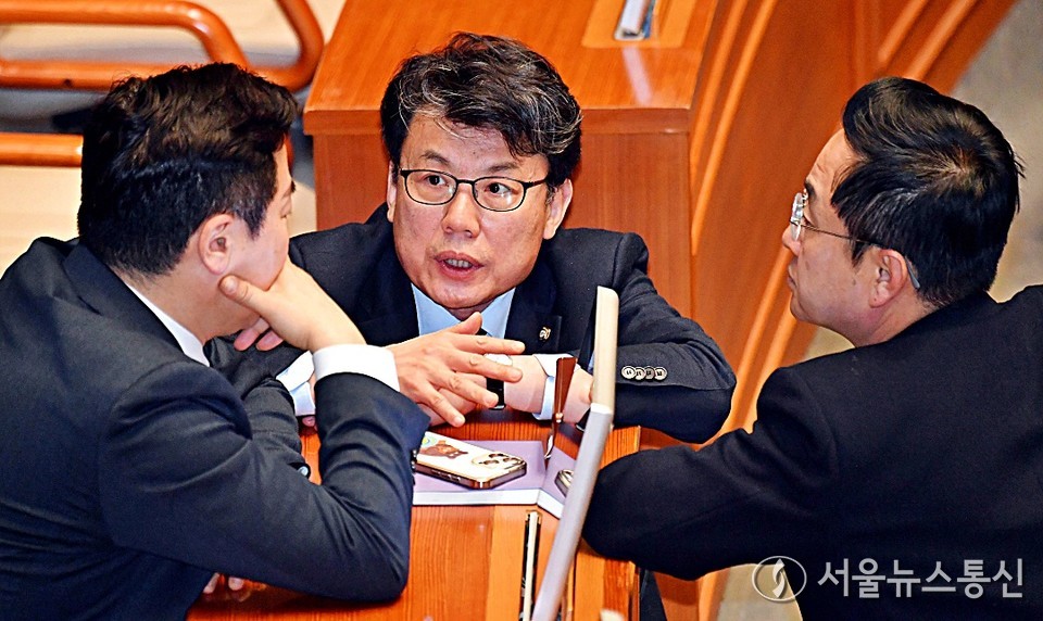 박찬대 더불어민주당 원내대표, 진성준 정책위의장, 박성준 원내수석부대표가 12일 오후 서울 여의도 국회에서 열린 제422회 국회(임시회) 제4차 본회의에서 대화를 나누고 있다. (2025.02.12) / 사진 = 서울뉴스통신 이민희 기자