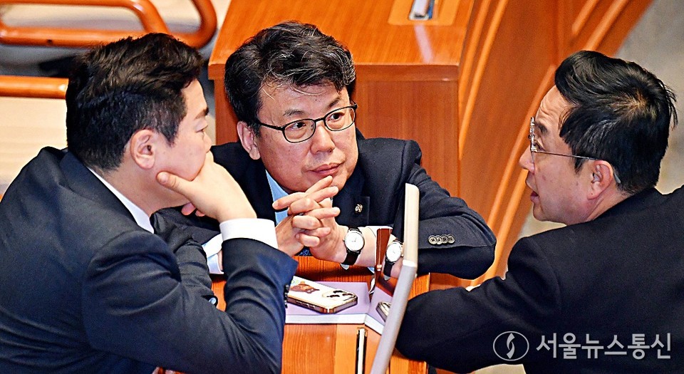 박찬대 더불어민주당 원내대표, 진성준 정책위의장, 박성준 원내수석부대표가 12일 오후 서울 여의도 국회에서 열린 제422회 국회(임시회) 제4차 본회의에서 대화를 나누고 있다. (2025.02.12) / 사진 =서울뉴스통신 이민희 기자