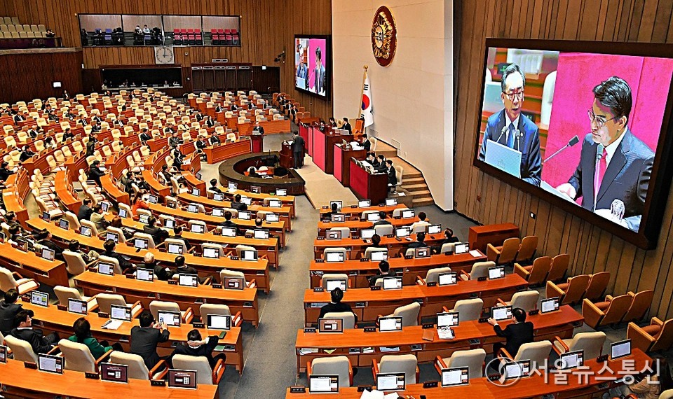 윤상현 국민의힘 의원과 조태열 외교부 장관이 12일 서울 여의도 국회에서 열린 제422회 국회(임시회) 제4차 본회의 정치, 외교, 통일, 안보에 관한 질문에서 질문과 답변을 하고 있다. (2025.02.12) / 사진 = 서울뉴스통신 이민희 기자