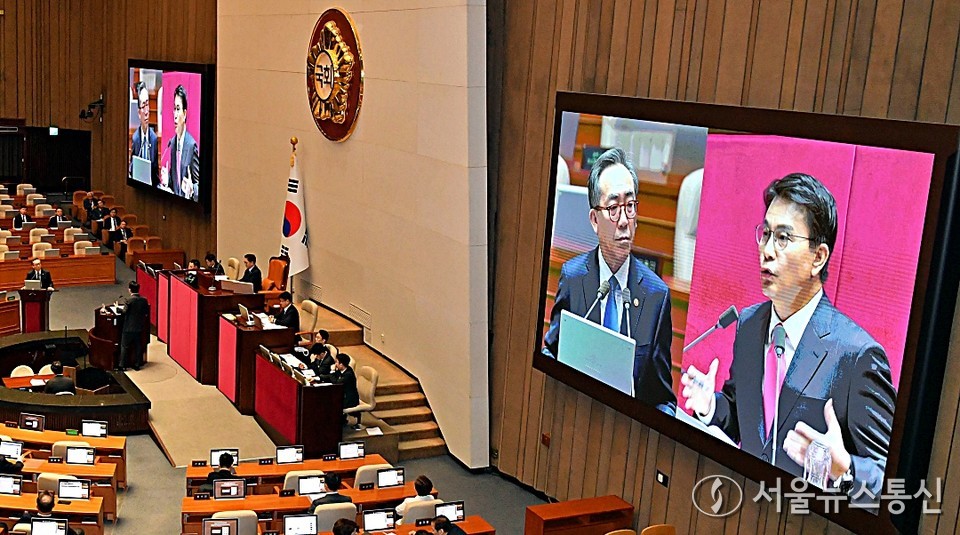 윤상현 국민의힘 의원과 조태열 외교부 장관이 12일 서울 여의도 국회에서 열린 제422회 국회(임시회) 제4차 본회의 정치, 외교, 통일, 안보에 관한 질문에서 질문과 답변을 하고 있다.(2025.02.12) / 사진 = 서울뉴스통신 이민희 기자