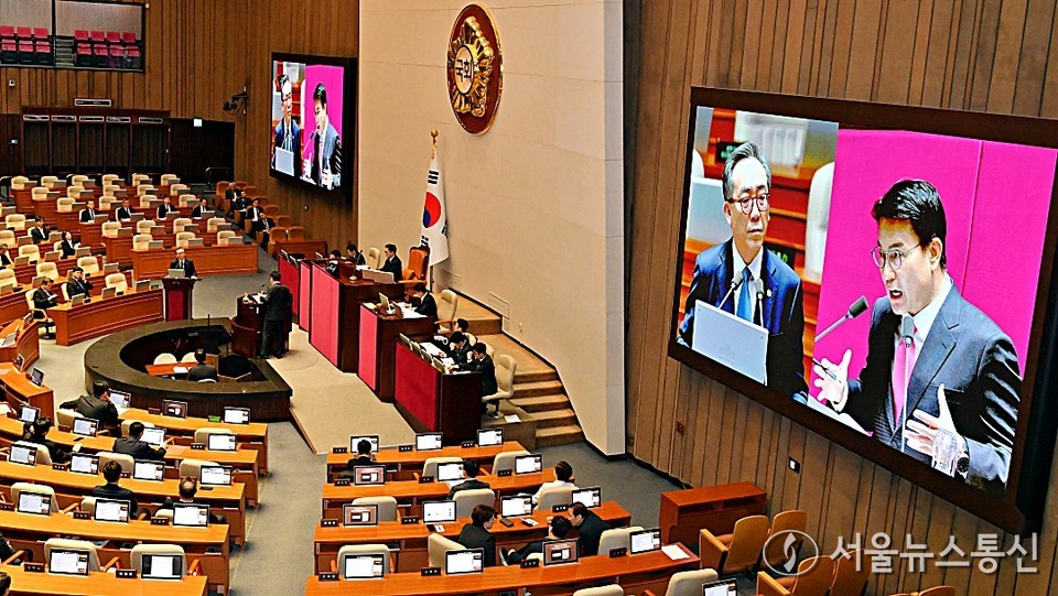 윤상현 국민의힘 의원과 조태열 외교부 장관이 12일 서울 여의도 국회에서 열린 제422회 국회(임시회) 제4차 본회의 정치, 외교, 통일, 안보에 관한 질문에서 질문과 답변을 하고 있다.(2025.02.12) / 사진 = 서울뉴스통신 이민희 기자