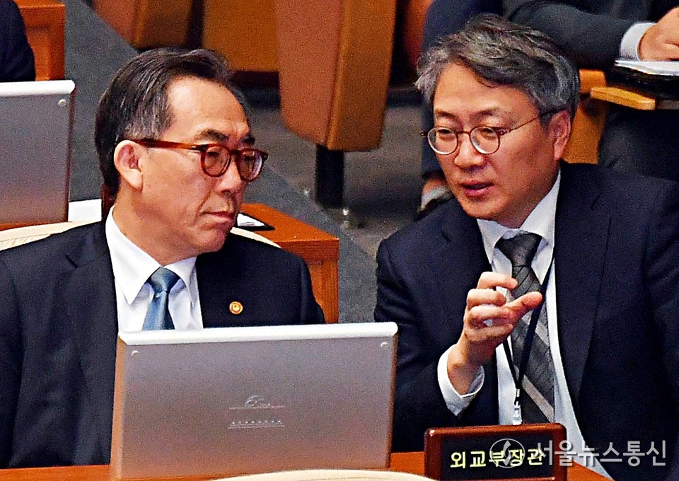 조태열 외교부 장관이 12일 오후 서울 여의도 국회에서 열린 제422회 국회(임시회) 제4차 본회에 참석해 대화 하고 있다. (2025.02.12) / 사진 = 서울뉴스통신 이민희 기자