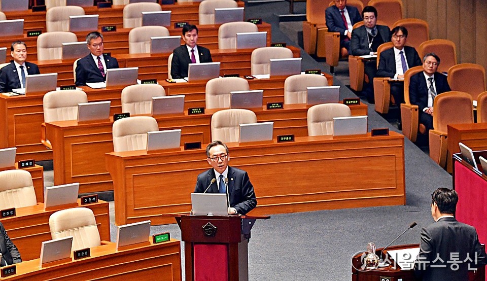 이춘석 더불어민주당 의원과 김석우 법무부 장관 직무대행이 12일 서울 여의도 국회에서 열린 제422회 국회(임시회) 제4차 본회의 정치, 외교, 통일, 안보에 관한 질문에서 질문과 답변을 하고 있다. (2025.02.12) / 사진 = 서울뉴스통신 이민희 기자
