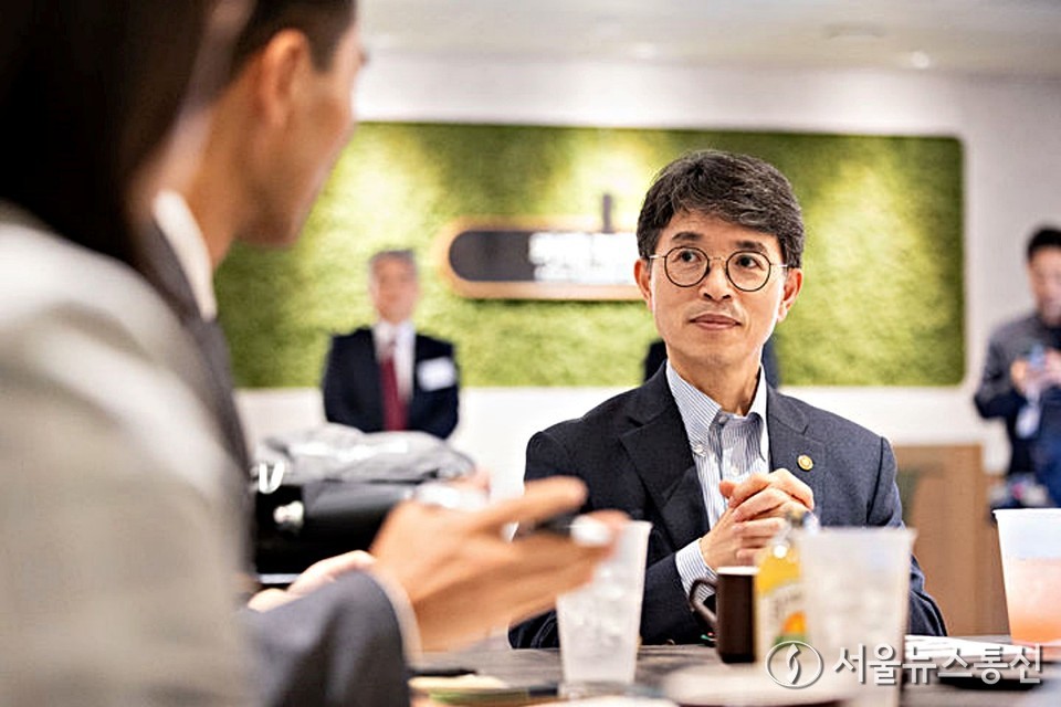 김완섭 환경부 장관이 2일 인천 서구 한국환경공단을 방문해 직원들과 간담회를 하고 있다. (2024.10.02) / 사진 = 환경부 제공