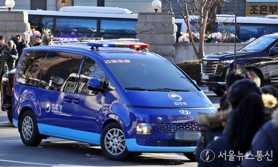 윤석열 대통령이 탑승한 호송차가 13일 오전 서울 종로구 헌법재판소로 들어서고 있다. (2025.02.13) / 사진 = 서울뉴스통신 이성현 기자