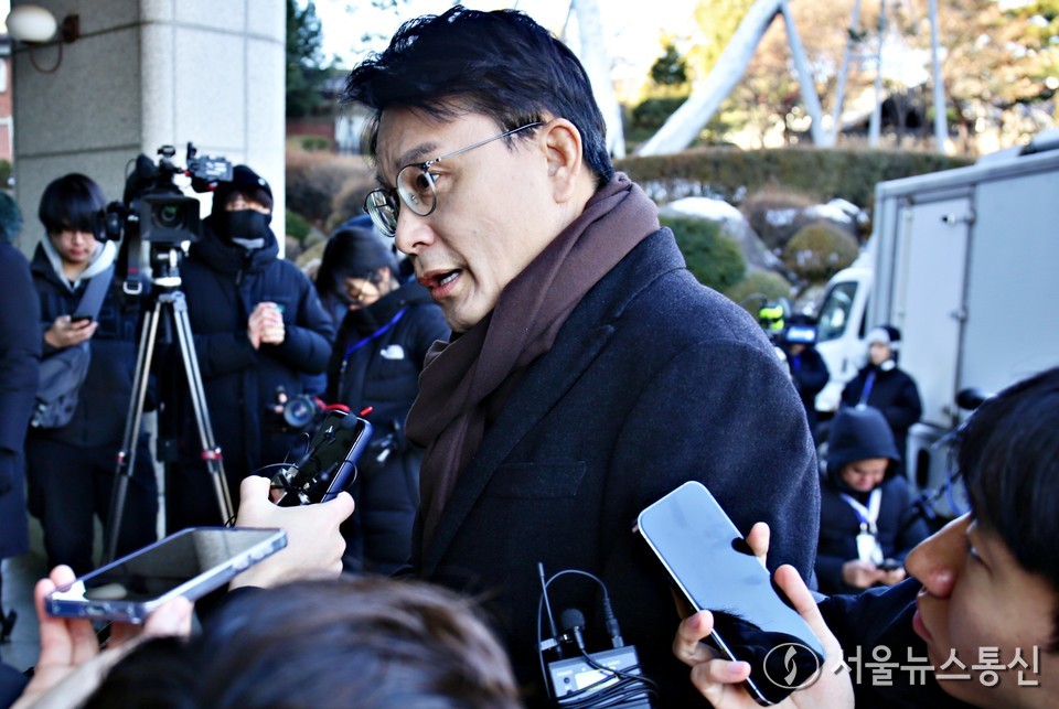 윤상현 국민의힘 의원이 13일 오전 서울 종로구 헌법재판소에서 열리는 윤석열 대통령 탄핵 심판 8차 변론기일에 참석하며 취재진 질문에 답하고 있다. (2025.02.13) / 사진 = 서울뉴스통신 이성현 기자