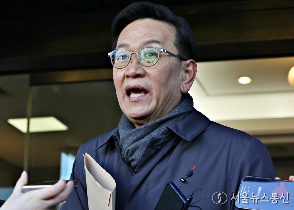 윤석열 대통령 측 변호인인 석동현 변호사가 13일 오전 서울 종로구 헌법재판소에서 열리는 윤석열 대통령 탄핵 심판 8차 변론기일에 출석하며 취재진과 질의응답을 하고 있다. (2025.02.13) / 사진 = 서울뉴스통신 이성현 기자