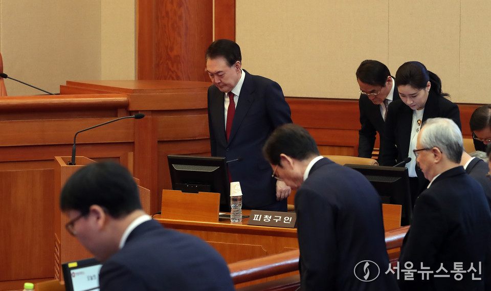 윤석열 대통령이 13일 서울 종로구 헌법재판소에서 열리는 탄핵심판 8차 변론에 출석해 헌법재판관들에 인사하고 있다. (2025.02.13) / 사진 = 공동취재 
