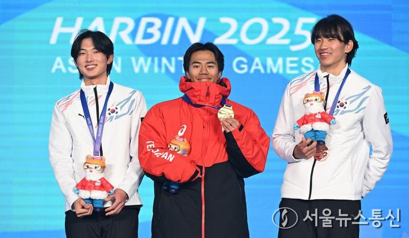 일본 선수 가사무라 라이(가운데), 한국 선수 윤종현(왼쪽)과 신영섭(오른쪽)이 12일 시상식을 마치고 기념촬영을 하고 있다. 이날 프리스타일 스키 남자 빅에어 결선에서 일본 선수가 금메달, 한국 선수들이 은메달과 동메달을 수확했다. (사진/신화통신)