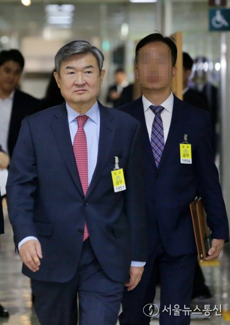 ​조태용 국가정보원장이 20일 오전 서울 여의도 국회에서 열린 정보위원회 전체회의에 출석하기 위해 이동하고 있다. (2024.11.20) / 사진 = 서울뉴스통신 이창호 기자