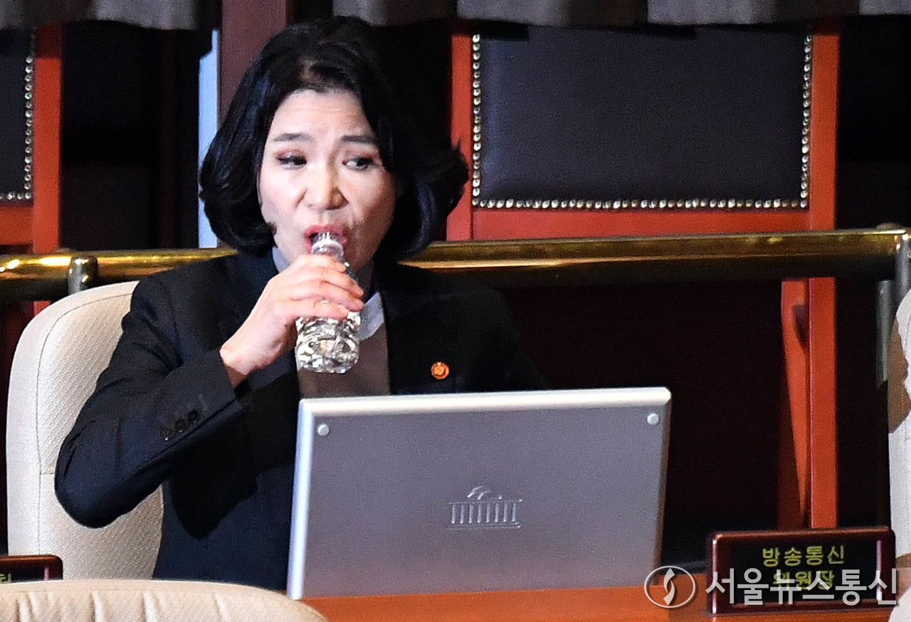 이진숙 방송통신위원장이 14일 오후 서울 여의도 국회에서 열린 제422회 국회(임시회) 제6차 본회의에 참석해 물을 마시고 있다. (2025.02.14) / 사진 = 서울뉴스통신 이창호 기자
