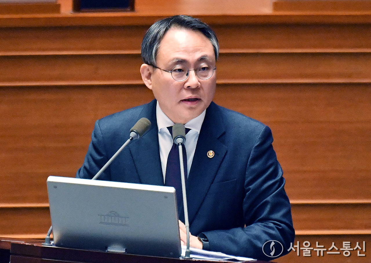 고기동 행정안전부 차관이 14일 서울 여의도 국회에서 열린 제422회 국회(임시회) 제6차 본회의에서 신정훈 더불어민주당 의원의 교육·사회·문화에 관한 대정부질문에 답하고 있다. (2025.02.14) / 사진 = 서울뉴스통신 이창호 기자 