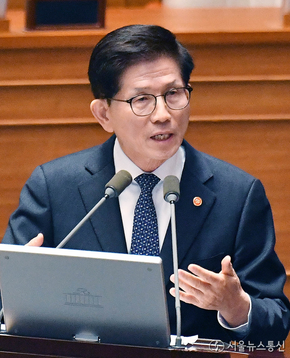 김문수 고용노동부 장관이 14일 서울 여의도 국회에서 열린 제422회 국회(임시회) 제6차 본회의에서 임이자 국민의힘 의원의 교육·사회·문화에 관한 대정부질문에 답하고 있다. (2025.02.14) / 사진 = 서울뉴스통신 이창호 기자 