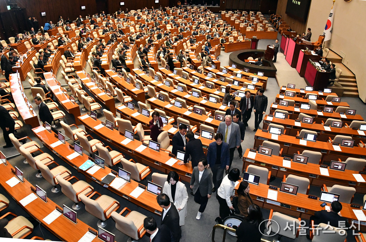 국민의힘 의원들이 14일 서울 여의도 국회에서 열린 제422회 국회(임시회) 제6차 본회의에서 박성준 더불어민주당 원내수석부대표의 의사진행 발언이 시작되자 회의장을 나가고 있다. (2025.02.14) / 사진 = 서울뉴스통신 이창호 기자