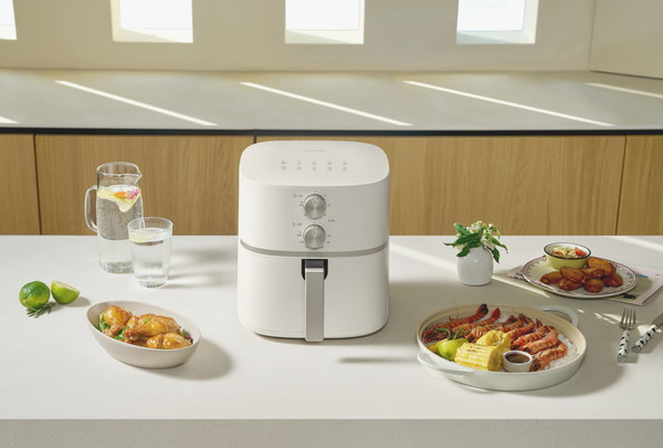 쿠첸 '5L 에어프라이어' 아이보리 색상 모델 사진 