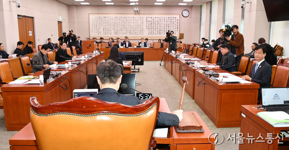 박범계 국회 법제사법위원회 법안심사제1소위원장이 17일 오후 서울 여의도 국회에서 열린 법사위 법안심사제1소위원회의에서 의사봉을 두드리고 있다. (2025.02.17) / 사진 = 서울뉴스통신 이창호 기자