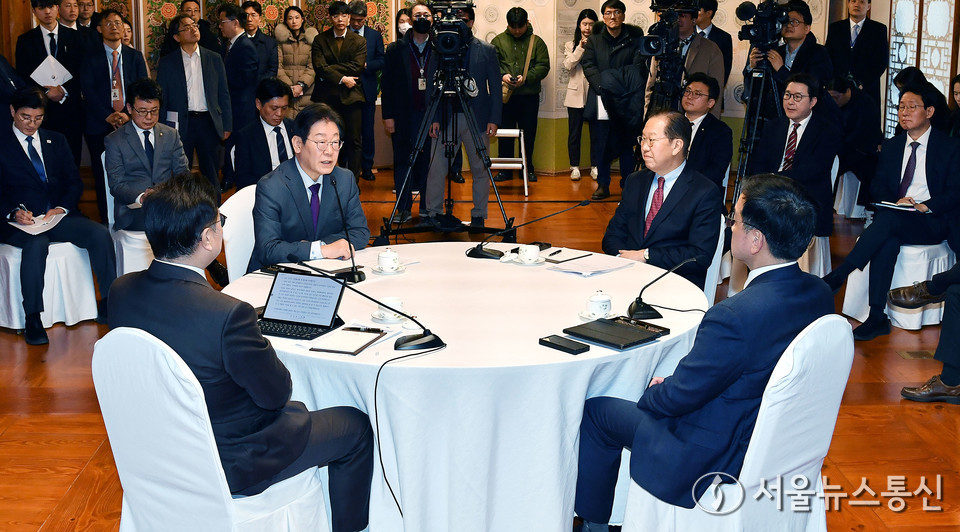 이재명 더불어민주당 대표가 20일 서울 여의도 국회 사랑재에서 열린 국정 안정을 위한 국회-정부 국정협의회에서 모두발언을 하고 있다. (2025.02.20) / 사진 = 서울뉴스통신 신현성 기자