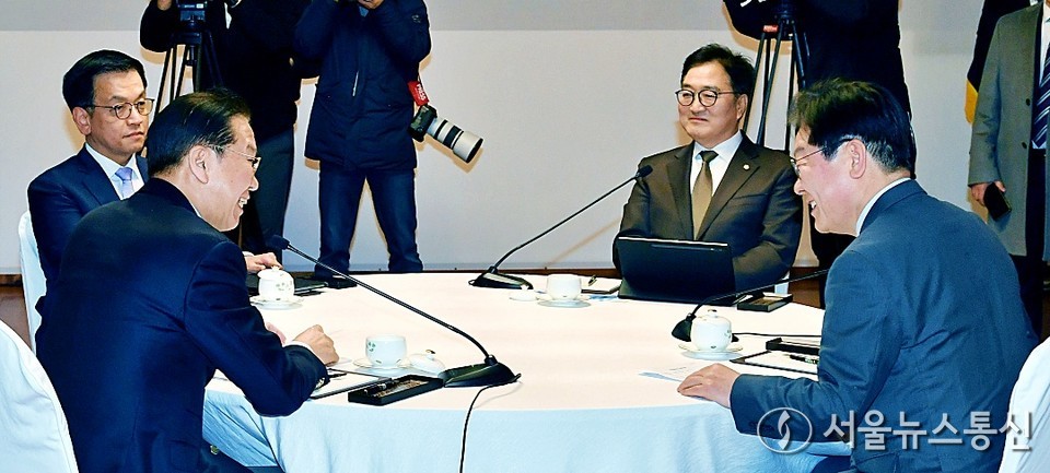 권영세 국민의힘 비상대책위원장과 이재명 더불어민주당 대표가 20일 서울 여의도 국회 사랑재에서 열린 국정 안정을 위한 국회-정부 국정협의회에서 대화하고 있다. (2025.02.20) / 사진 = 서울뉴스통신 신현성 기자