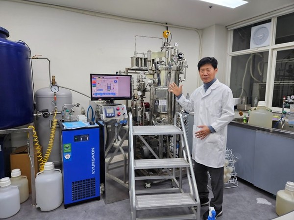 박현식 제이비바이오텍 대표가 중앙연구소에서 설명중이다. /사진제공 제이비바이오텍