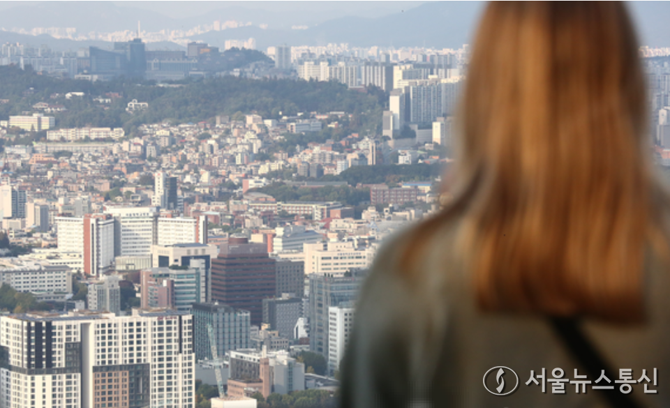 토지거래허가구역 해제 전후로 서울의 주택 매매시장 심리가 개선된 것으로 나타났다.. (남산에서 바라본 풍경) / 사진 = 서울뉴스통신 이성현 기자