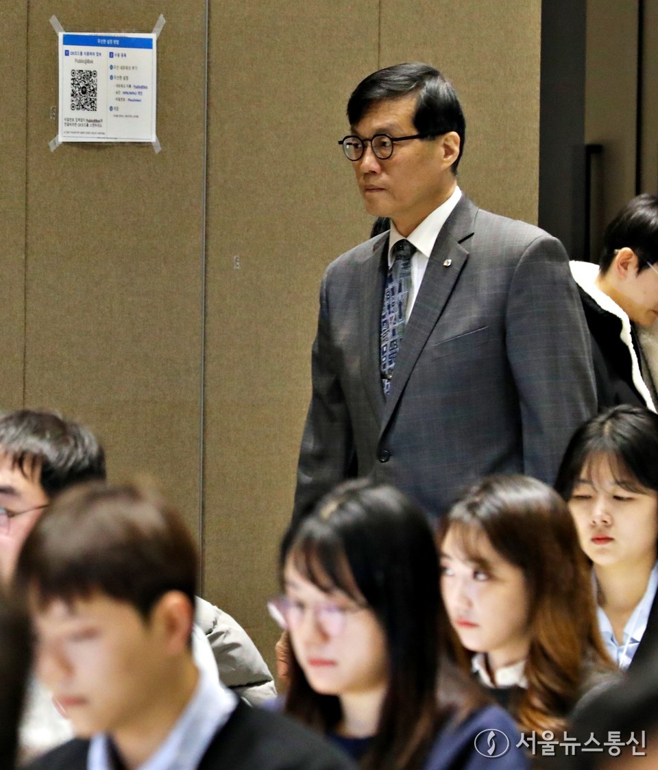 입장하는 이창용 한은 총재 - 서울뉴스통신