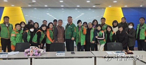 안양시 자율방재단 단장 이·취임식 및 1차 정례회의에서 단원들이 기념 촬영하고 있다. (사진=안양시)