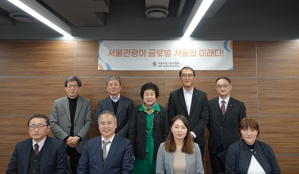 나가사키현 시마바라반도관광연맹 관계자들과 기념 촬영 모습(사진제공서울시관광협회) 대표